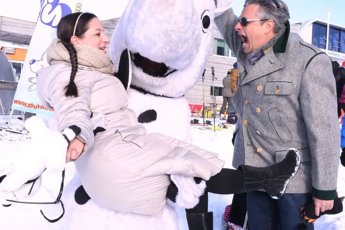 Blödelten mit Maskottchen "Semmi": Kernölamazone Caroline Athanasiadis und Dorian Steidl