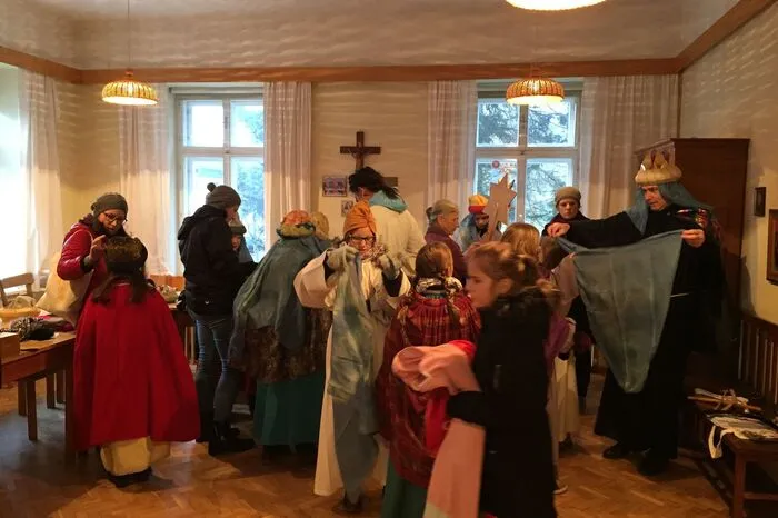 Im Pfarrheim treffen sich die Gruppen, um sich zurechtzumachen, bevor sie den ganzen Tag über unterwegs sind im Ort.