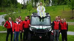Priester Giovanni Risaliti, selbst Bergretter, segnete das neue Einsatzfahrzeug der Bergrettung Köflach