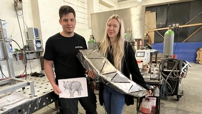 Martin Schwaiger und Nina Maier managen ihre Firma „Ferroflex“. Dieser Metall-Elefant soll vor der neuen Halle drapiert werden. Der Teil eines Stoßzahns wurde bereits hergestellt