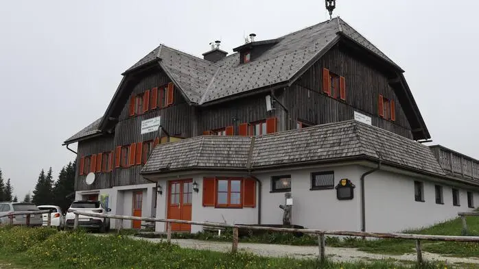 Das Bild zeigt das Roseggerhaus auf der Pretulalpe. 