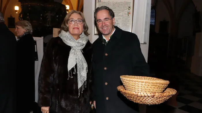 Die Chorleiterin Hedi Preissegger und ihr Obmann Stefan Marko gaben am Samstag mit ihrem "Grenzlandchor Arnnoldstein" ein Adventkonzert für ein schwer krankes Kind in der Stadtpfarrkirche "Maria im Dorn" in Feldkirchen.