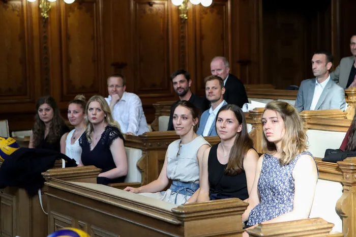 Die „Uhrturmchicks“ trugen sich auf Einladung von Bürgermeister Siegfried Nagl und Stadtrat Kurt Hohensinner in das Golden Buch der Stadt Graz ein, eher der Pokal den Fans auf dem Balkon präsentiert wurde.