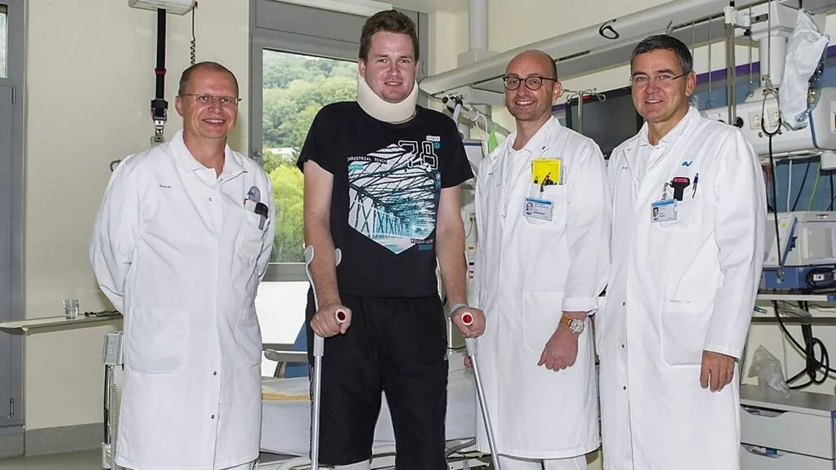 V. l: Oberarzt Dr. Friedrich Wieser; die ersten Gehversuche des 25-jährigen Forstarbeiters; Oberarzt Dr. Günter Kohrgruber, Primarius Dr. Michael Plecko.