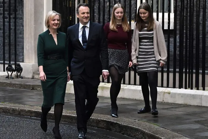 "Aus meiner Zeit als Premierministerin bin ich mehr überzeugt denn je, dass wir mutig sein müssen angesichts der Herausforderungen, denen wir uns gegenüber sehen", sagte Truss (hier mit ihrer Familie) in ihrem letzten Statement in der Downing Street.  