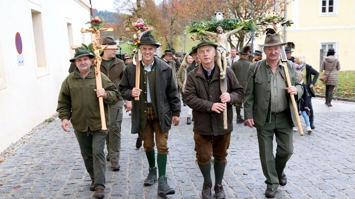 Um es gleich vorweg zu nehmen: Es war heuer wieder eine große Anzahl von Weidmännern, welche am Sonntag zur traditionellen Jägerwallfahrt nach St. Georgen am Längsee gepilgert war. 