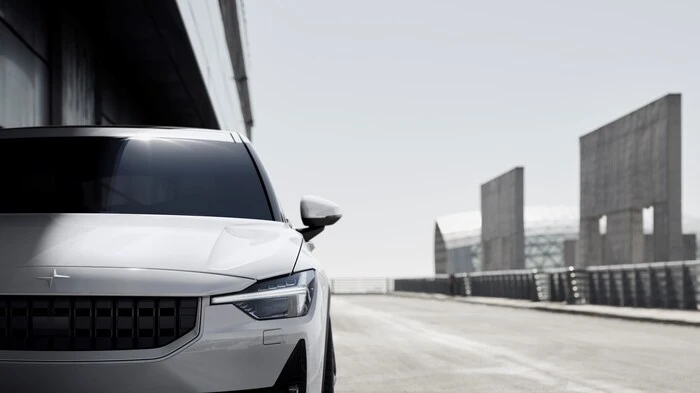 Seit 2017 hat Volvo den traditionellen Tuning-Namen der Marke neu aufgeladen: und zwar elektrisch. Mit dem Polestar 2 haben die Schweden jetzt das Tuch von einer vollelektrischen, kompakten Limousine gezogen, die Tesla Model 3 das Leben schwer machen soll.