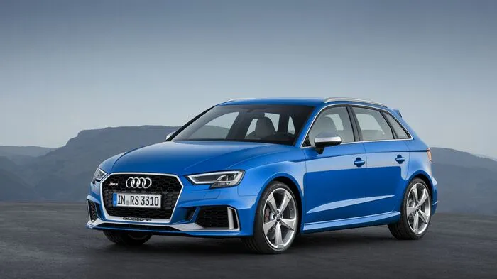 Unter der Haube des Audi RS 3 Sportback sorgt der stärkste Serien-Fünfzylinder der Welt für Vortrieb, der 2.5 TFSI mit 400 PS. Damit leistet er 33 PS mehr als das Vorgängeraggregat und ist dank Vollalu-Bauweise um 26 Kilogramm leichter. Sein maximales Drehmoment von 480 Newtonmeter steht schon bei 1700 Umdrehungen pro Minute bereit und bleibt bis 5850 Umdrehungen konstant.