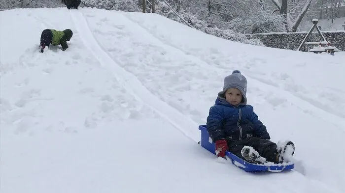 Ja, es ist nicht lustig, wenn auf den zugeschneiten Straßen in der Stadt nichts mehr geht. Großen Spaß hatten heute allerdings die Kinder!