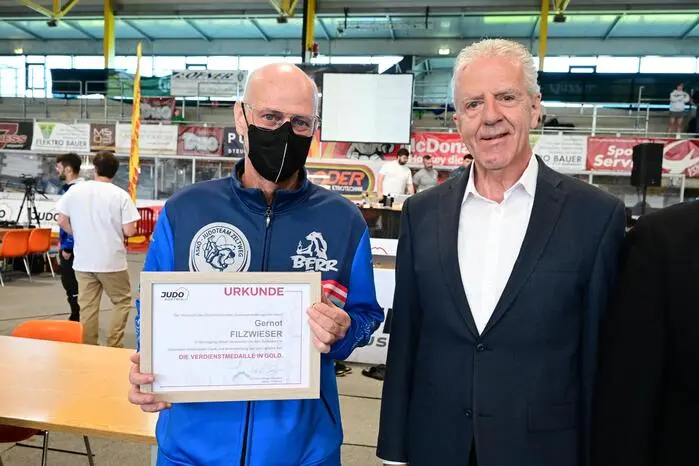Eine besondere Ehrung erhielt Gernot Filzwieser: Für seine langjährigen Verdienste um den Judosport wurde ihm vom Verband die Verdienstmedaille in Gold überreicht.