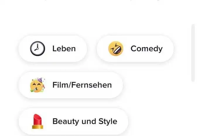 Wenn man TikTok das erste Mal öffnet, kann man zwischen verschiedenen Interessen wählen. Basierend darauf werden einem dann passende Videos vorgeschlagen. 