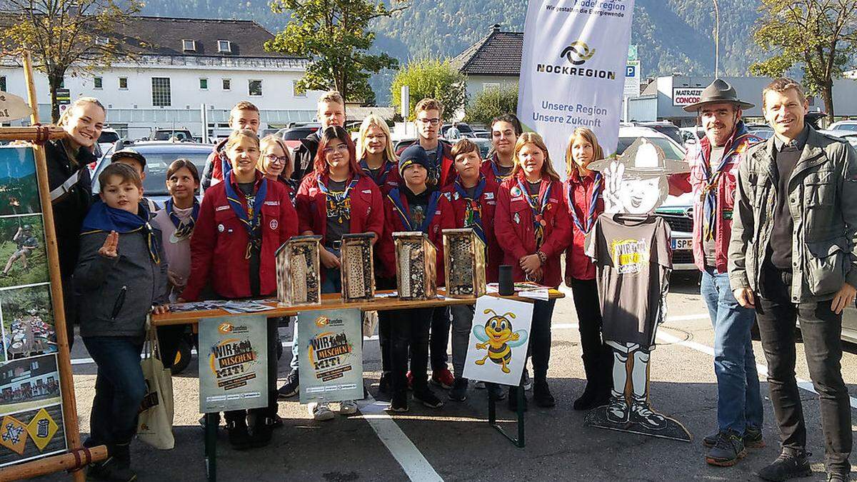 Kinder der Pfadfindergruppe mit Sarah Lerchster von youngCaritas Kärnten, Gruppenleiter Hubert Oberluggauer und KEM-Manager Georg Oberzaucher