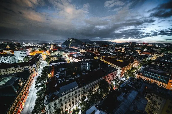 Graz: Ausblick über die Altstadt, aufgenommen an einem frühen Sommermorgen