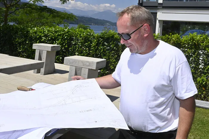 Chefmonteur Joachen Walter von der Firma Wiegand aus Deutschland leitete die Aktion.