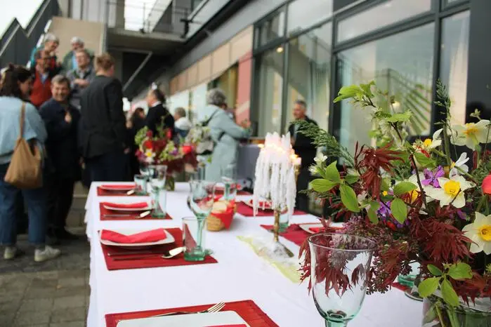 Vor dem Modehaus Roth wurde ein festliche gedeckter Tisch aufgebaut.