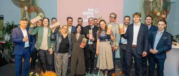 Die Geehrten mit den Sponsorenvertretern auf der Bühne