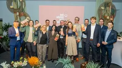 Die Geehrten mit den Sponsorenvertretern auf der Bühne