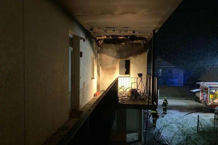 In der Zwischenzeit stellte ein weiterer Atemschutztrupp der FF Kaindorf den Rettungstrupp sowie die Feuerwehr Leibnitz half mit einem Atemschutztrupp bei der Brandbekämpfung über den Balkon. Glücklicherweise wurde von den restlichen Wohnungsbesitzer niemand verletzt. 
