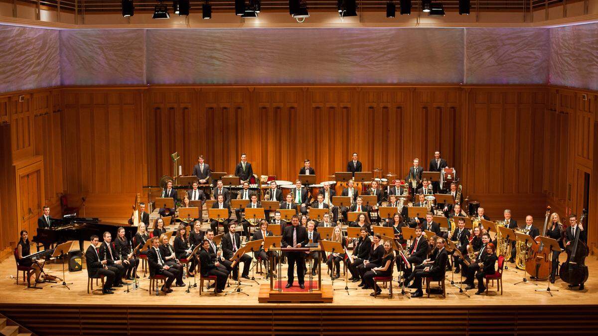 Die Bläserphilharmonie im imposanten Gustav-Mahler-Saal in Toblach