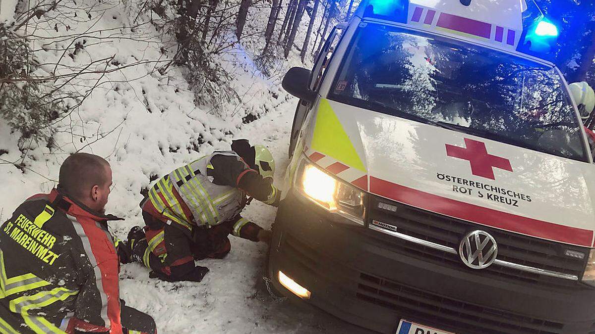 Die FF St. Marein legte am Rotkreuzwagen Ketten an