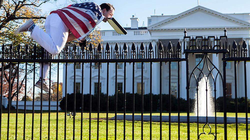Kunststück: In US-Flagge gehüllt sprang dieser Mann über den Zaun, der das Weiße Haus umgibt