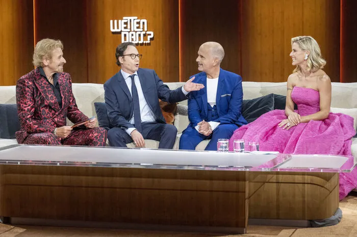 Die Wettpaten Michael "Bully" Herwig und Christoph Maria Herbst auf der Wettcouch.