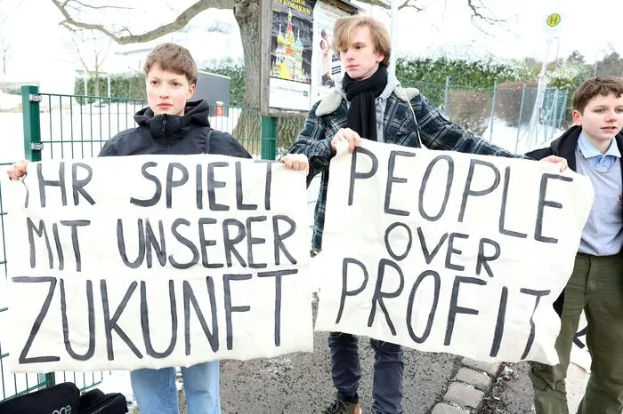 Nach Verlassen des Wahllokals sagte ein Mitglied einer Klimabewegung vor laufenden Kameras zu Mikl-Leitner: "Sie haben jetzt unsere Zukunft in der Hand", die Wahl sei eine "Klimawahl". Die Landeshauptfrau reagierte mit einer Einladung in ihr Büro.