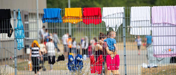 Familie in Flüchtlingsunterkunft  | Familien, die nach Österreich wollen, dürften künftig vermehrt DNA-Tests absolvieren müssen