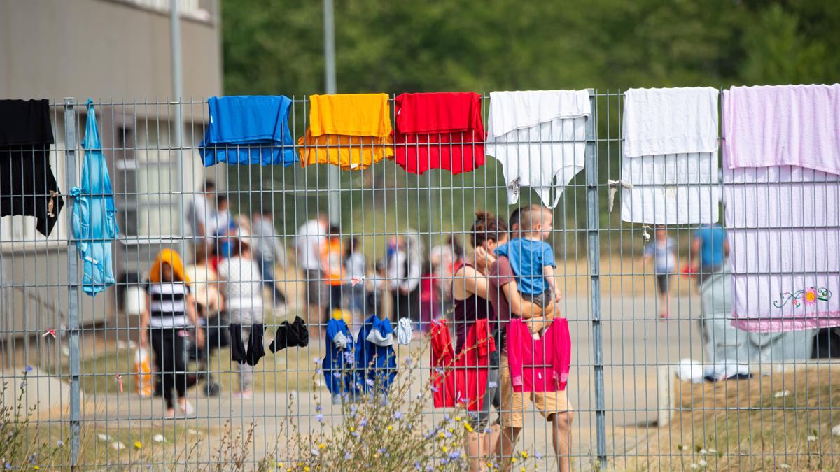 Familie in Flüchtlingsunterkunft  | Familien, die nach Österreich wollen, dürften künftig vermehrt DNA-Tests absolvieren müssen