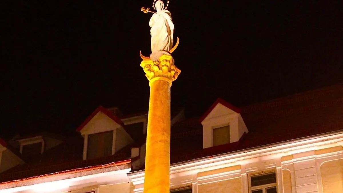 Die Mariensäule am Hohen Platz erstrahlt 16 Tage in Orange