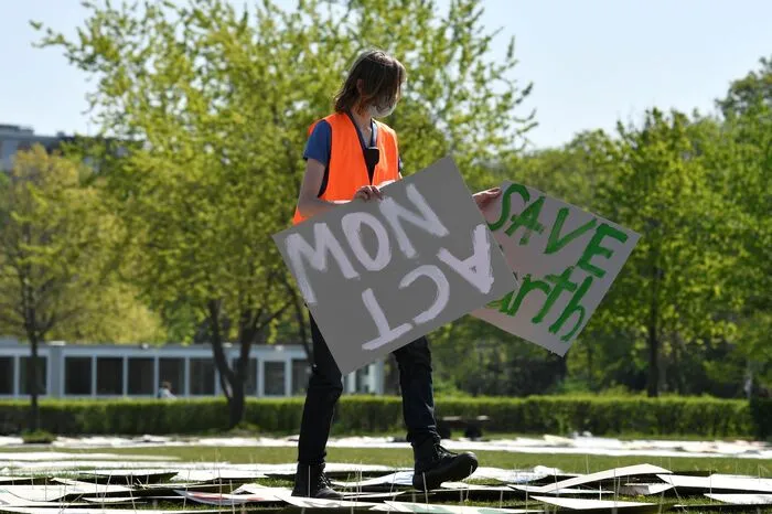 Die Klimabewegung hat auch mit einer großen Kunstaktion vor dem Bundestag erneut auf die Klima-Krise aufmerksam gemacht. 