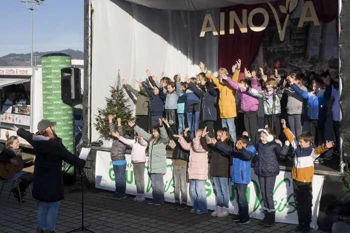 ...musikalisch unterstützt von den Kindern des Pflichtschulclusters, die den Auftakt mit fröhlichen Liedern gestalteten.