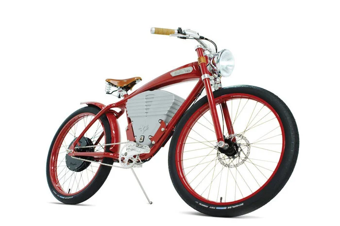Vintage Electric aus Kalifornien etwa hat den sogenannten Tracker im Programm: Über 50 Kilometer Reichweite, im Race-Modus geht's Richtung 60 km/h Spitze, der Akku sitzt in einer Box, die aussieht wie ein Motor.
