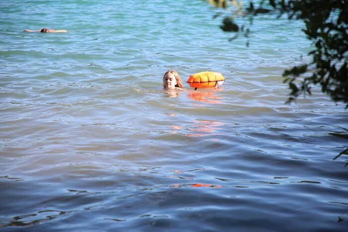 Die aufblasbare Rettungsboje sorgt für Sicherheit und Sichtbarkeit am Wasser