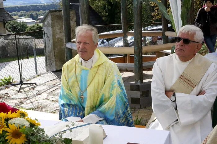 Im Rahmen des Erntedank-Festgottesdienstes durch Bischofsvikar Dompropst Engelbert Guggenberger und Diakon Josef Lagler (von links) wurde das neugedeckte Kirchendach gesegnet. 