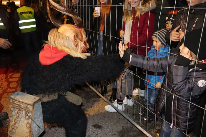 Die schaurig-schönen Perchten boten den Besuchern eine spektakuläre Show.