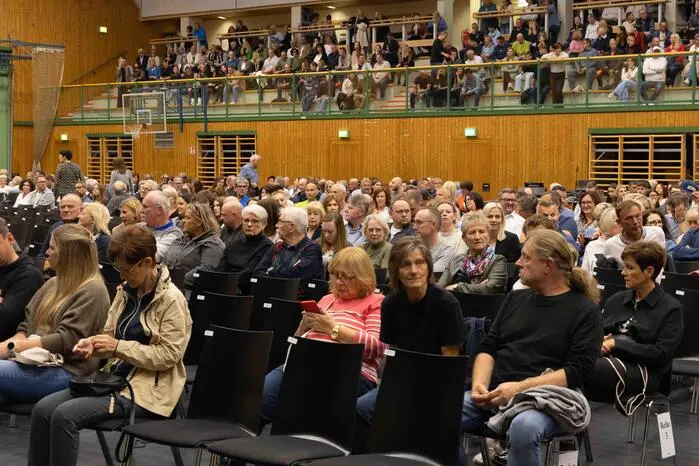 Die Veranstaltung war restlos ausverkauft, das Publikum füllte die Halle bis auf den letzten Platz.