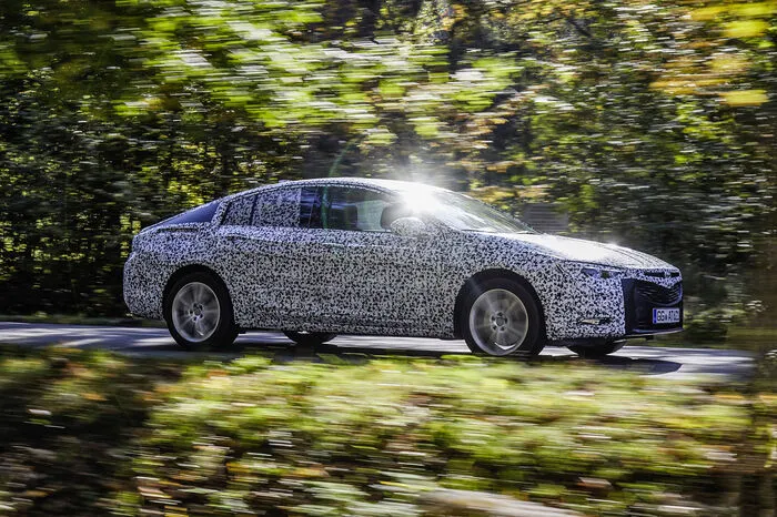 Der Insignia soll mit Drei- und Vierzylindern unter der langen Haube ausgeliefert werden. Zum Einsatz kommt unter anderem ein neuer 1,5-Liter-Turbobenziner mit 165 PS sowie der Biturbo-Diesel mit 160 PS. Es soll zudem ein optionales Adaptiv-Fahrwerk und Allrad ebenso geben wie eine scharfe OPC-Version.