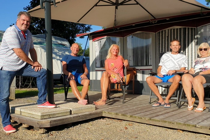 Peter Weberitsch (im Bild mit Gästen) verwaltet den Campingplatz.