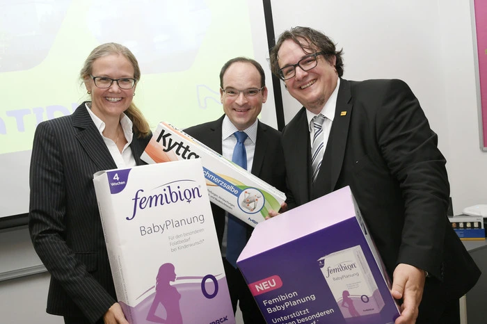 Uta Kemmerich-Keil, Merck-Manager Andreas Gabriel und Klaus Raunegger. 