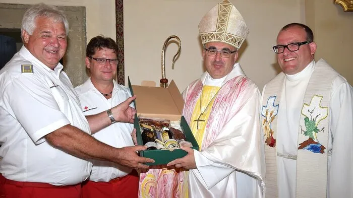 Zur 16. Alten- und Krankenwallfahrt in die Pfarrkirche Arnfels und zur Feier des 60-jährigen Bestandes der Rot-Kreuz-Ortsstelle Arnfels kamen rund 130 Menschen aus der Umgebung mit körperlichen Beeinträchtigungen und Gäste. Darunter auch Diözesanbischof Wilhelm Krautwaschl, der den Festgottesdienst zelebrierte und gemeinsam mit Pfarrer Werner Marterer und einigen Altpriestern die Krankensalbung spendete.