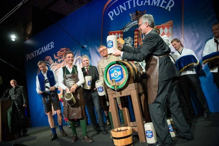 Stadtchef Siegfried Nagl und Braumeister Andreas Werner haben die Bierspezialität in bewährter Weise aus dem Fass geholt.