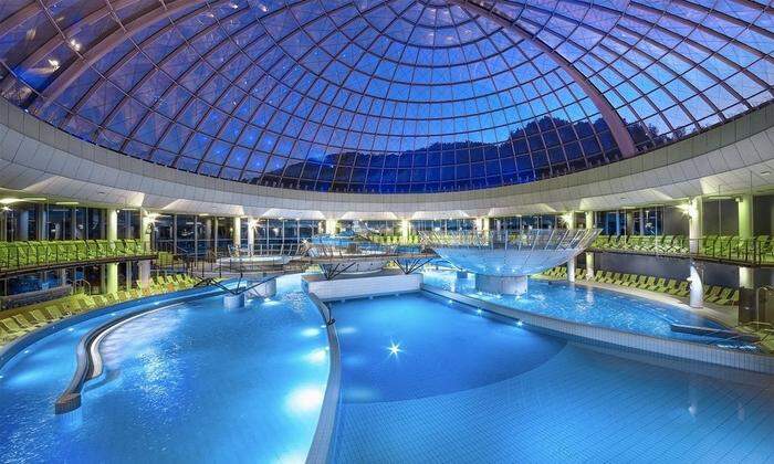 Das Highlight der Therme ist die beindruckende Glaskuppel 