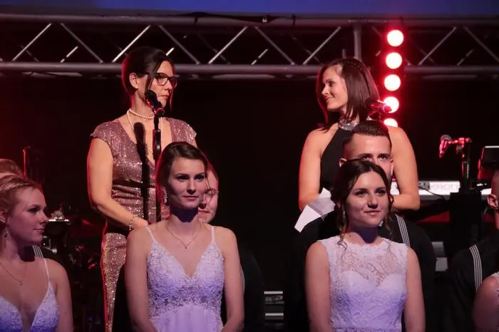 Die Klassenvorstände Caroline Kasch und Petra Mehsner richteten sich mit lieben Worten an ihre Maturantinnen und stellten diese im Anschluss vor.
