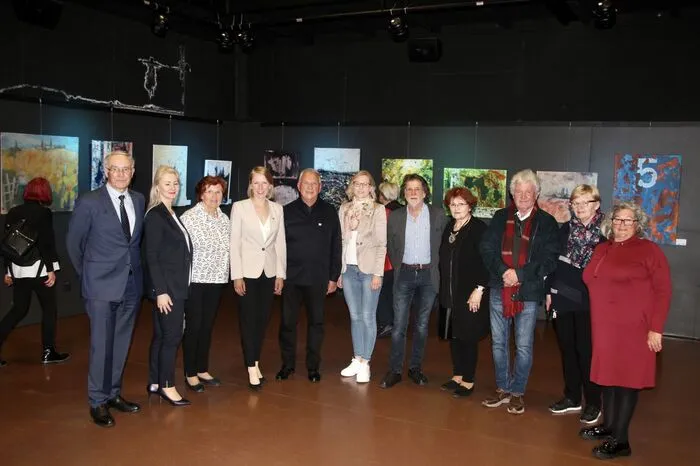 Die Künstlerinnen und Künstler der Malerwoche (Gerhard Gutmann, Edith Keckeis, Heidemarie Leeb und Christa Nickl-Wlodkowski aus Österreich sowie Dana Štrucelj, Danila Krpič, Ivo Kolar, Zdravko Dolinšek und Feliks Frühauf-Sreč aus Slowenien) mit Ehrengästen