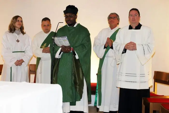 Der Festgottesdienst anlässlich des 40-jährigen Bestandsjubiläums des FeldKirchenChor unter der Leitung von Gisela Gsodam und Obfrau Christl Huber wurde von Stadtpfarrer Dieudonné Bunda, Diakon Werner Simonitti und Akolyth Otto Hoffmann zelebriert. 