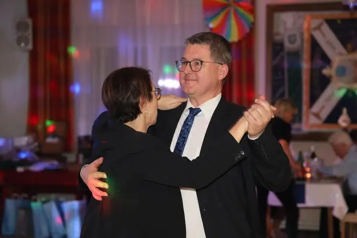 Das Duo „Let‘s Dance“ unterhielt mit Schlagermusik aus den vergangenen sechs Jahrzehnten.