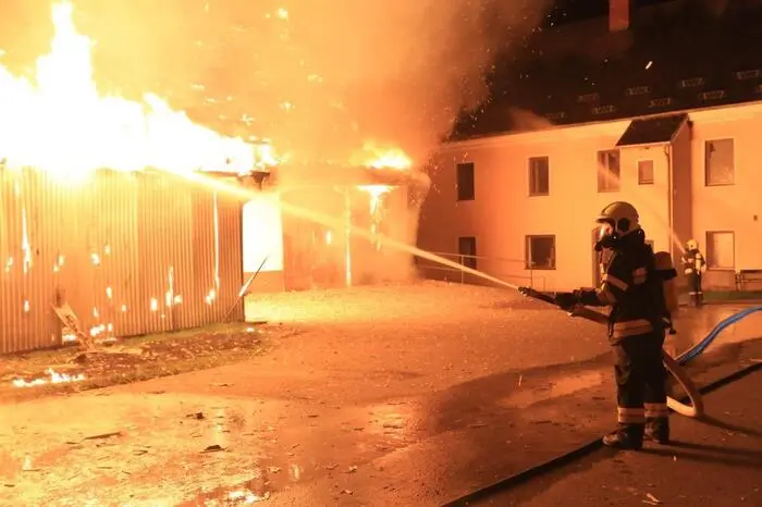 Nach stundenlangen Löscharbeiten konnten die 112 eingesetzten Männer ein Übergreifen der Flammen auf die angrenzenden Gebäude verhindern, das Wirtschaftsgebäude brannte bis auf die Grundmauern nieder.