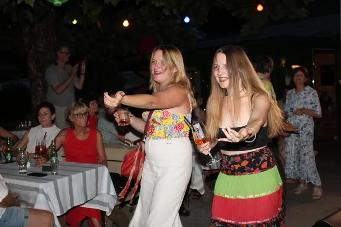 Das Publikum tanzte, swingte, sang und klatschte begeistert zu den Hits und brachte den Dietenberg gemeinsam mit den fantastischen Musikern und Sängern zum Beben.