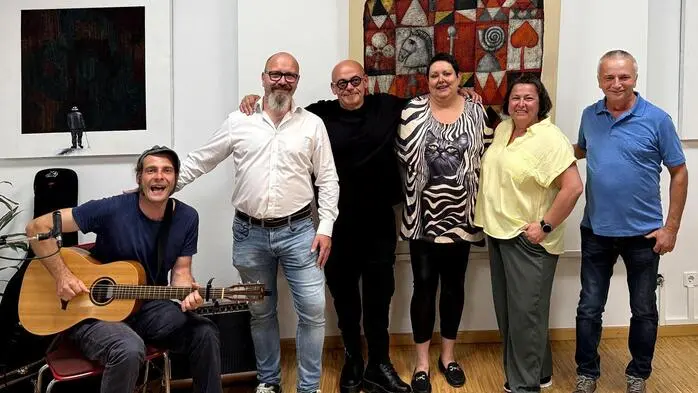 „Hudek Art“ nennt sich die aktuelle Ausstellung von Zeljko Hudek im Gemeindezentrum Nestelbach zu welcher das Kulturforum Nestelbach mit Obmann Michael Kriendlhofer in die „Neue Galerie“ einlud. 